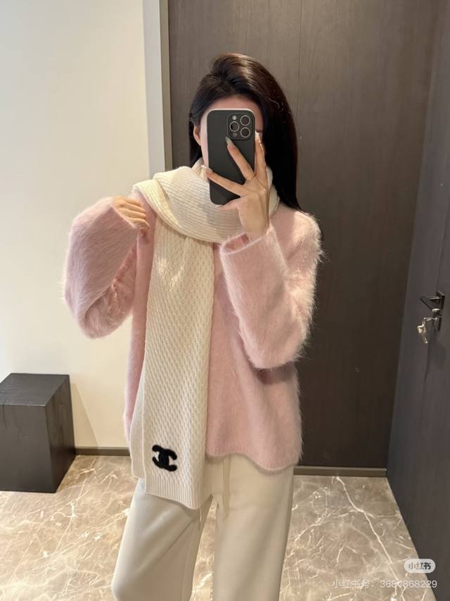 Chanel 24B Off-white Knitted Scarf Each has its own beauty, but I personally pre