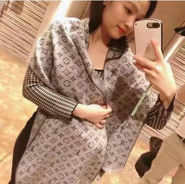 Hot Selling LV Scarf: Featuring the iconic Mono woven pattern, this scarf boasts