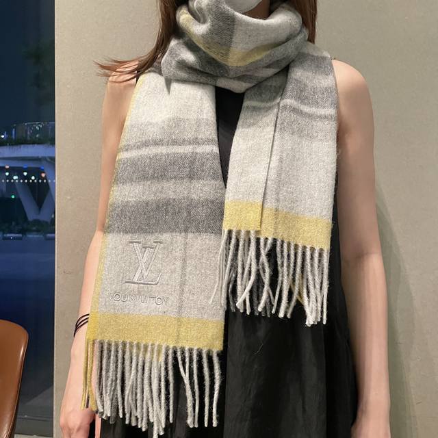 New Arrival! A super stylish and versatile LV cashmere scarf, absolutely top-qu
