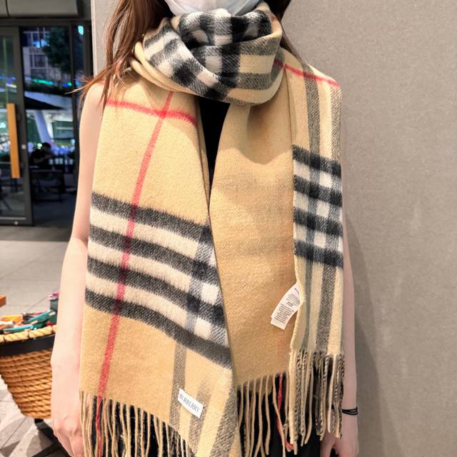 Burberry classic plaid, a timeless classic small plaid double-sided shawl. The