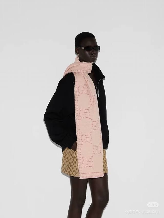 This double-G jacquard reversible shawl is a classic, stylish, and timeless des