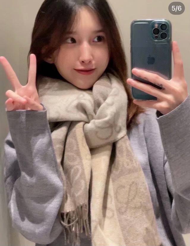 Top-quality original Loewe men's and women's scarf. I was lucky enough to get m