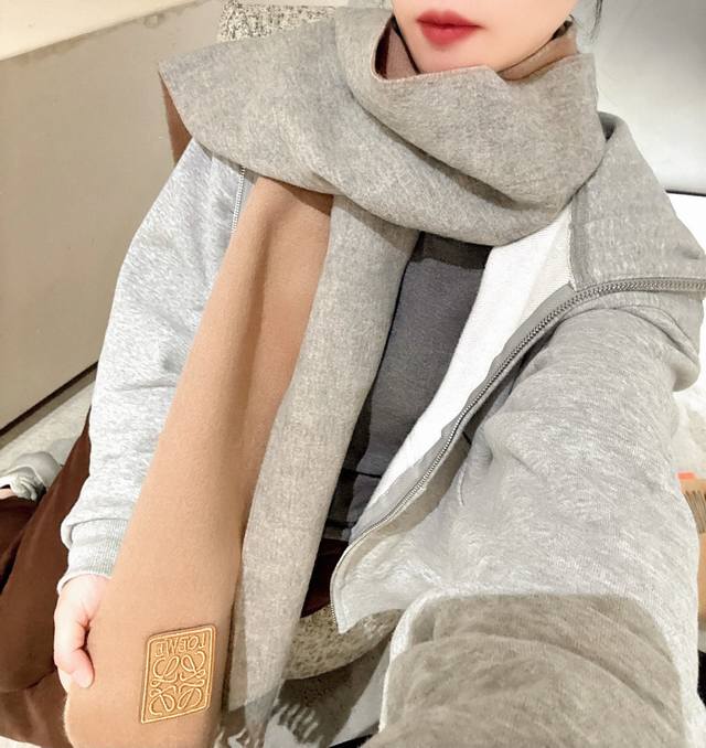 Loewe's rare gentle color scheme, understated yet elegant. Highly recommend the