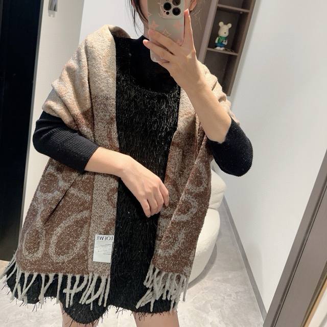 Top-quality original unisex Loewe scarf. I was lucky enough to get my hands on t