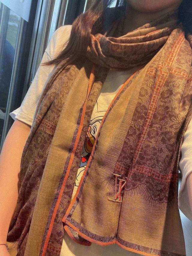 This is undoubtedly a new bestseller, a Louis Vuitton item. The four-sided meta