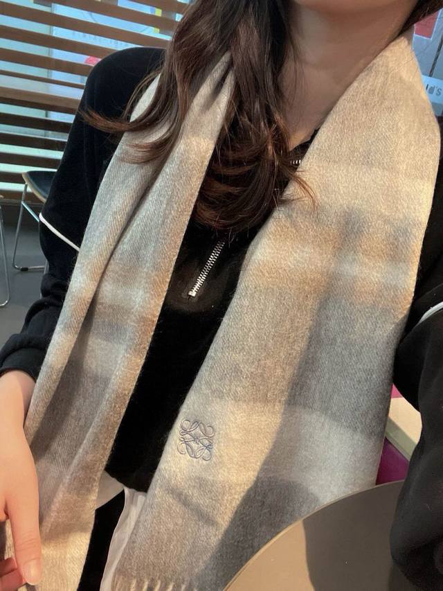 Highly Recommended: Loewe - Super High-End Scarf, a Must-Have for Socialites and