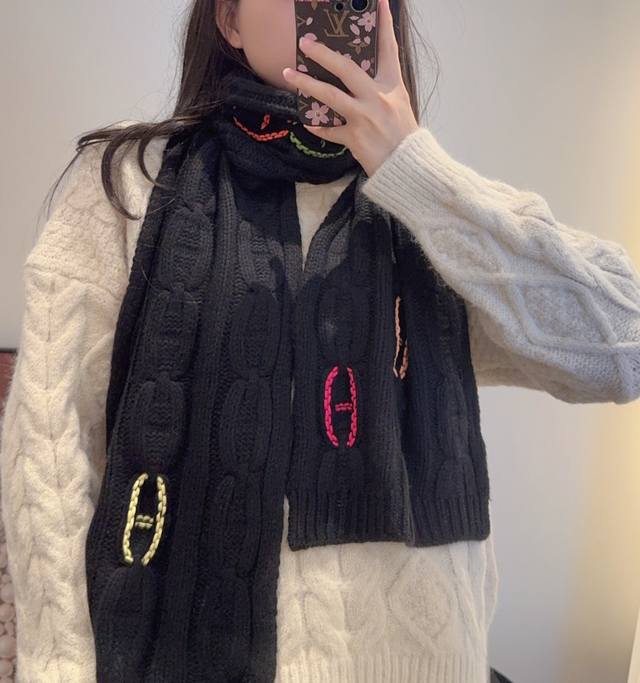 H's Classic Pig Nose Cable Knit Scarf: A classic style that can be worn for many