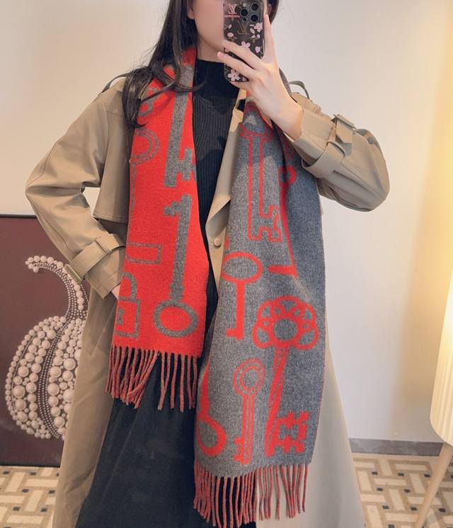 A double-sided cashmere scarf with an H key design that's loved across the inter
