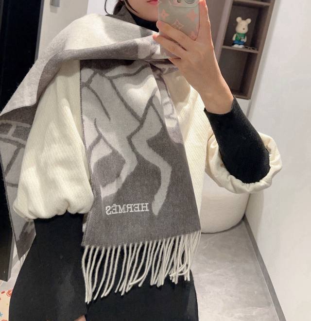 Hermes Highly Recommended: 100% Wool, incredibly warm, soft, and skin-friendly,