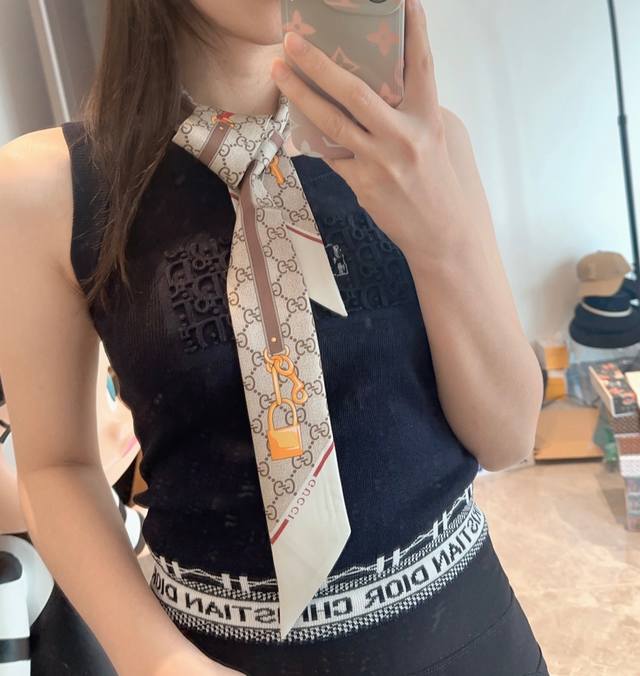 Gucci Twilly scarf, belt with gold lock DDD. The classic Gg logo design, elongat