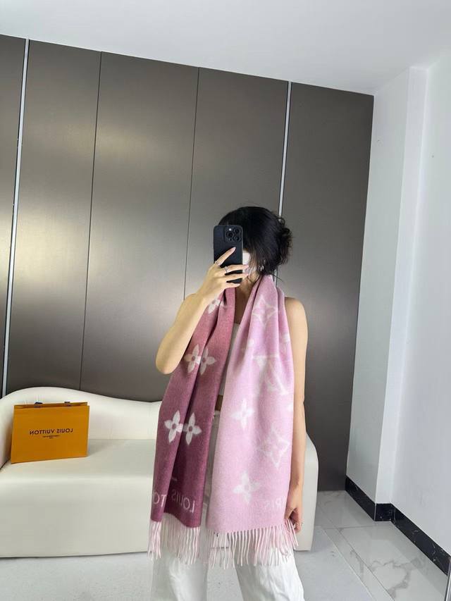 Gradient Color! A timeless classic scarf that you can use for a lifetime. #LV#