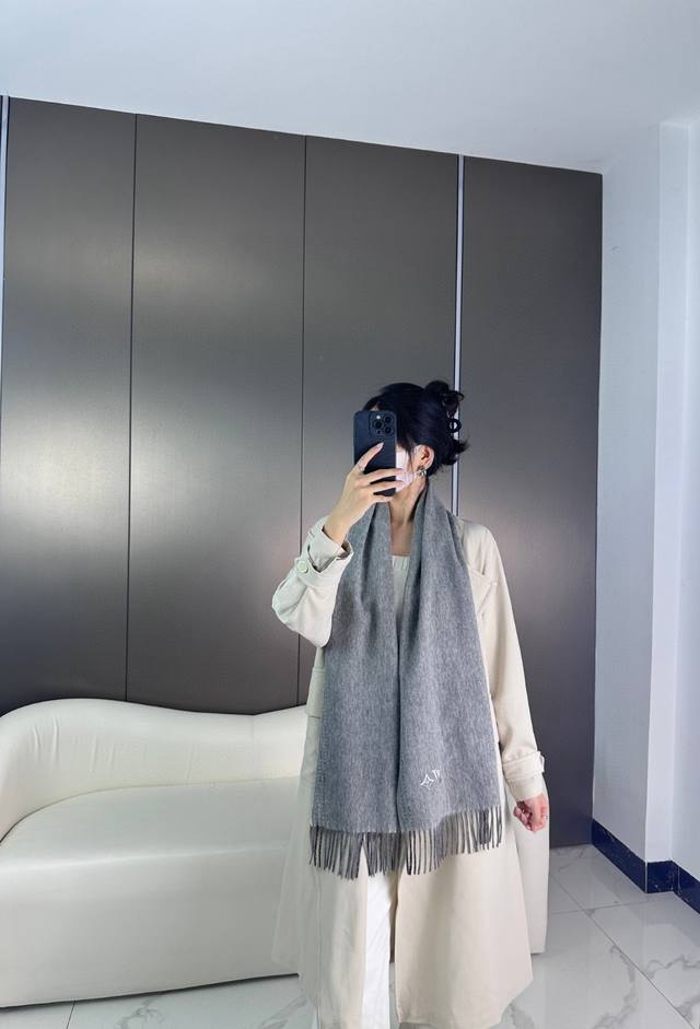 Highly recommend this one! A rare high-end women's scarf, a great deal for fami