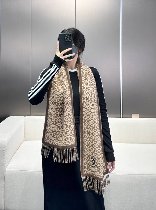 LV's hottest classic four-leaf clover double-sided jacquard scarf of the year!!
