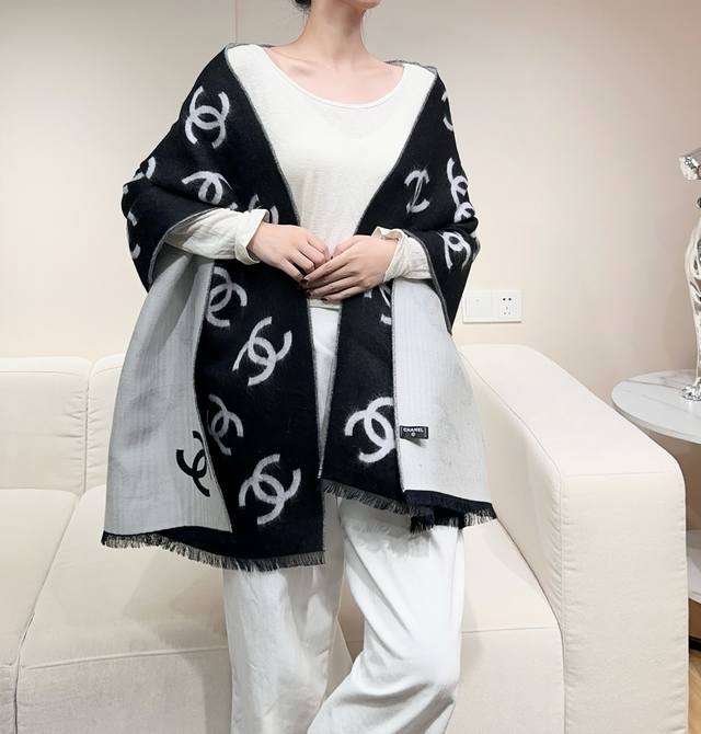High-quality The hottest Chanel oversized logo shawl of 2025! A reversible desi