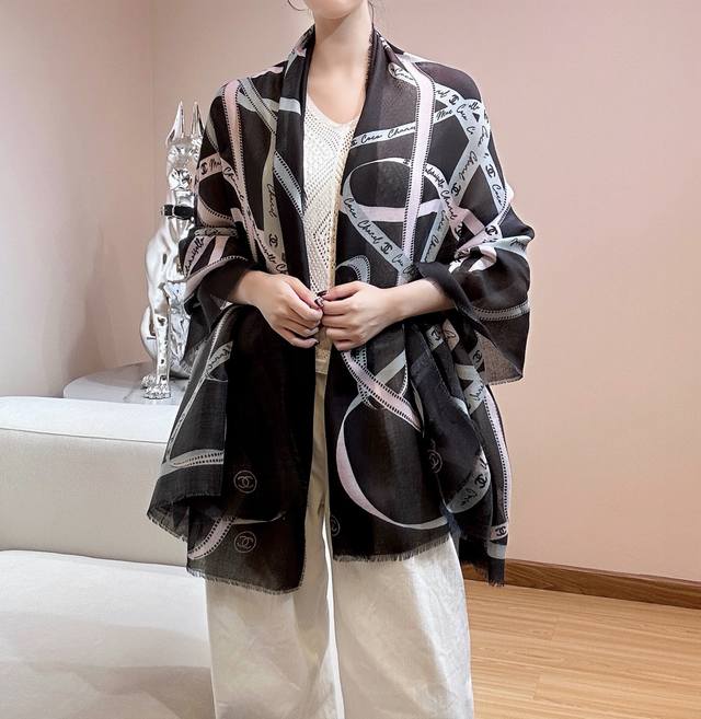 The latest and most coveted Chanel collection! Once again, it exudes a high-end