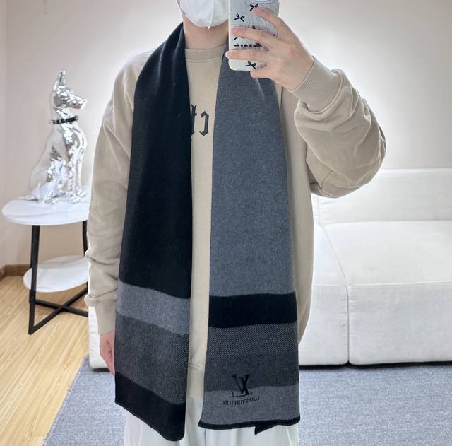 This year's hottest item from LV has arrived! A unisex striped knit scarf with