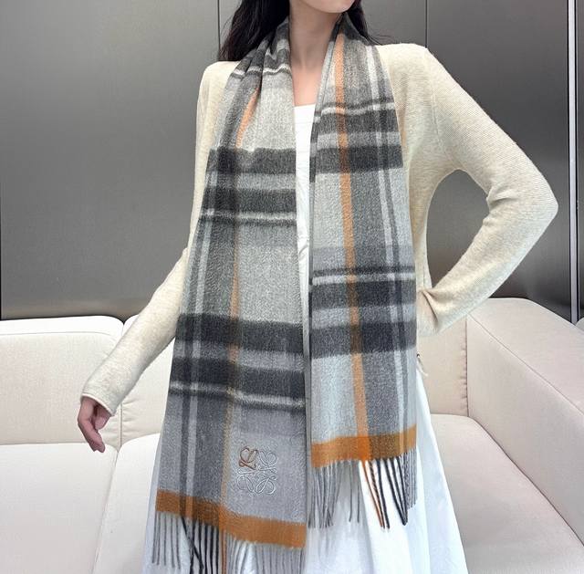 New Arrival! 100% Cashmere! A rare high-end women's scarf from Loewe in 2025, a
