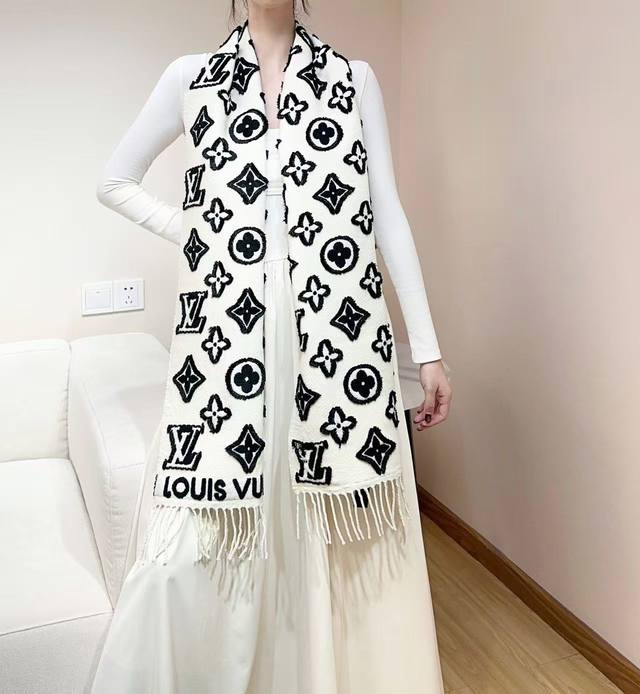 The latest hot item for 2025 is here! The Louis Vuitton 3D scarf is a soft plush