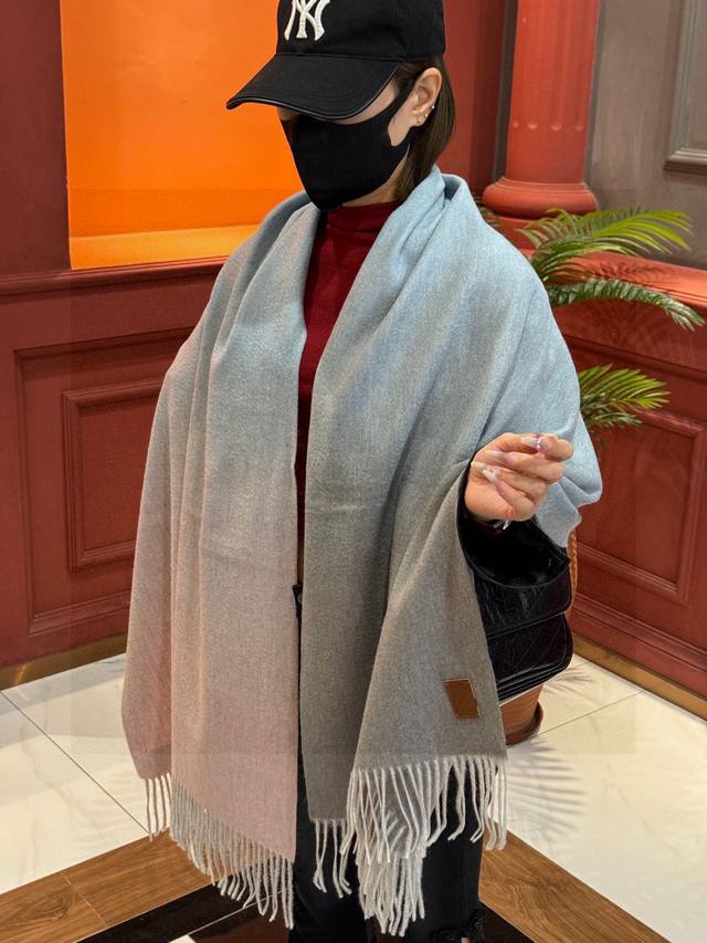 So beautiful! This Loewe scarf is gorgeous, I'm screaming! The latest style from