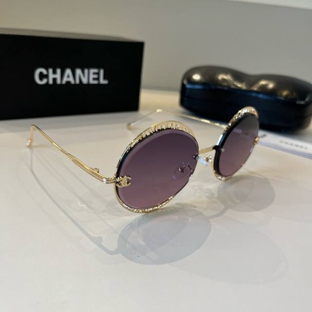 Chanel sunglasses, ultra-haute couture, a must-have for outings and driving.