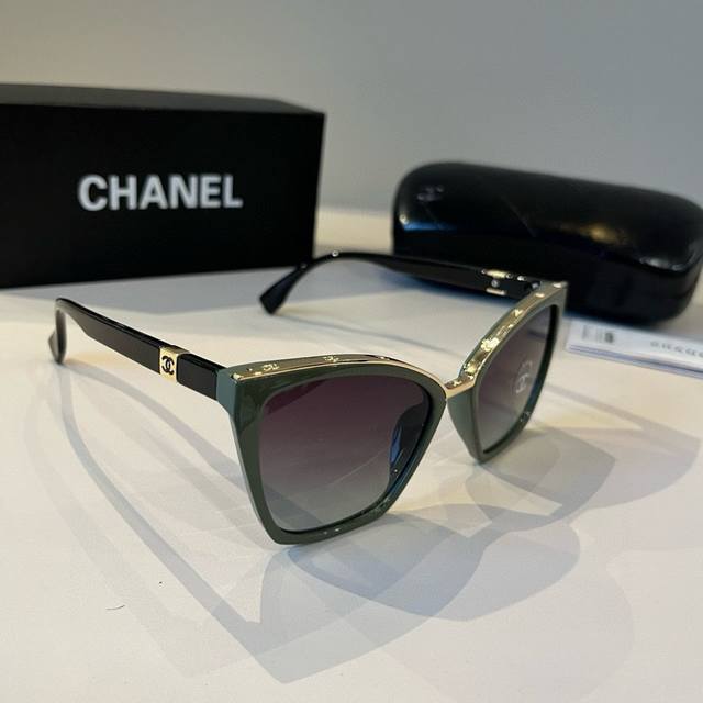 Chanel cat-eye sunglasses are always a safe bet, I love them! Sunglasses trend k