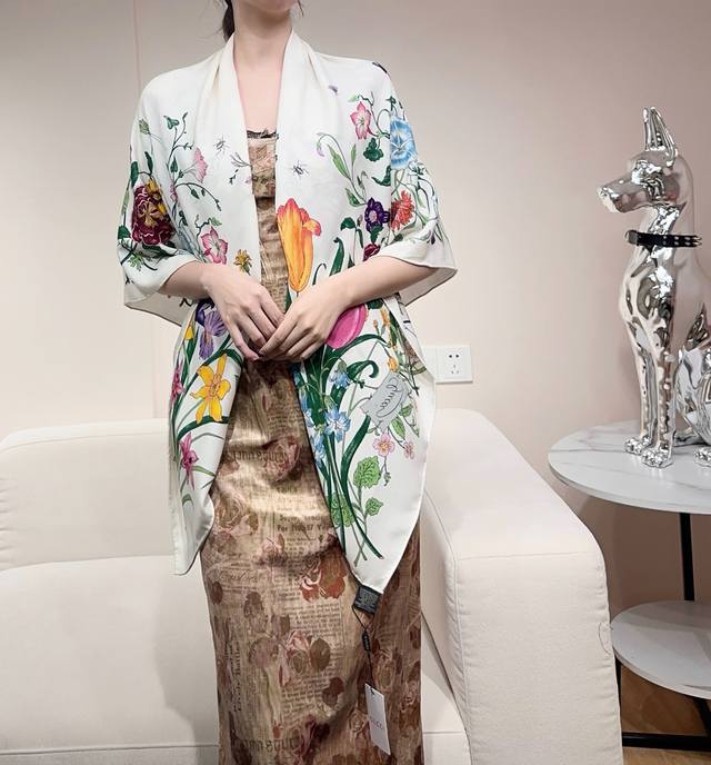 New Gucci Double-Sided Tonal Floral Cashmere Scarf~ Super flattering! Sophistic