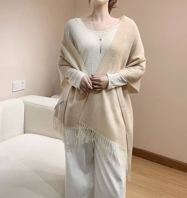 Coca-Cola's new large C logo scarf is selling like hotcakes in stores! Coach's c