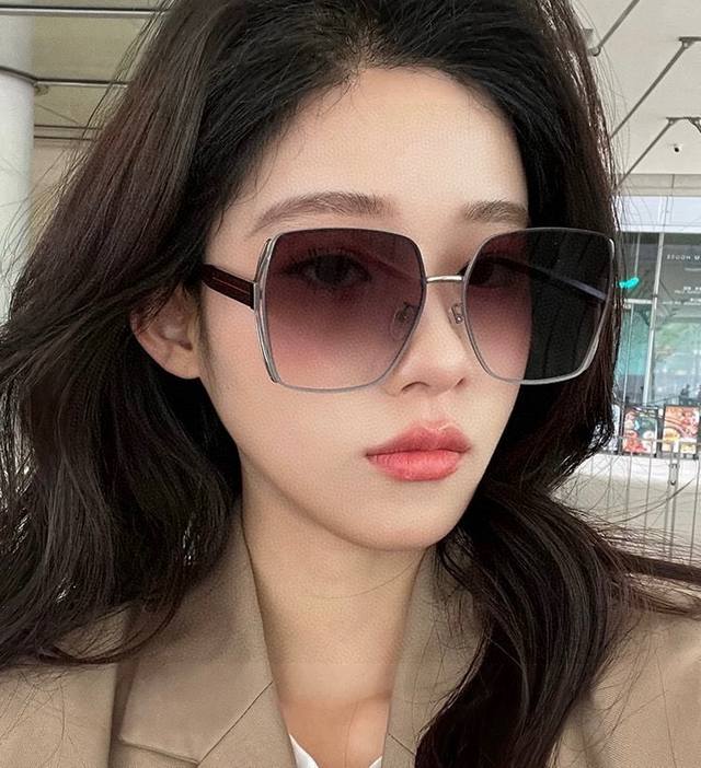 Gucc* New sunglasses are so beautiful, they're sold out everywhere! The lenses a