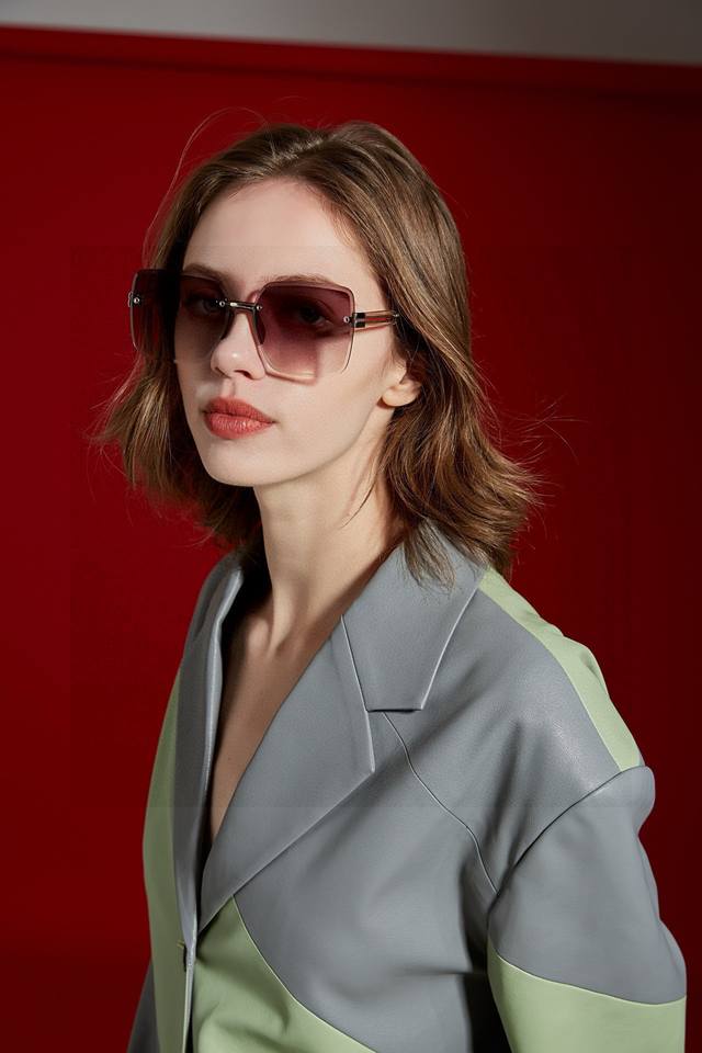 Gucc* New sunglasses are so beautiful, they're sold out everywhere! The lenses a