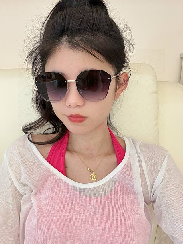 New Gucci nylon sunglasses, frameless with diamond-cut edges for a more sophist