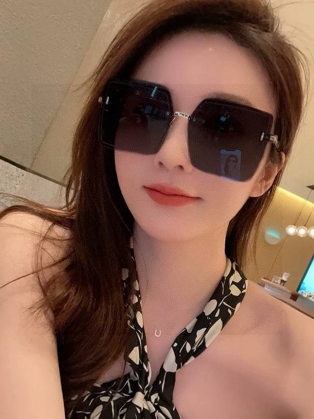 Tr Nylon Polarized Series Lv Large Frame Sunglasses. Classic square frame design