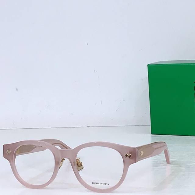 Bottega Venet* Model: Bv1405Oa Size: 50 ports 21-145 DDD