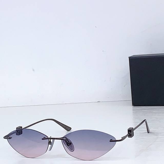 Balenciag*Paris*Cecilia Model: Bb 0506S Size: 64