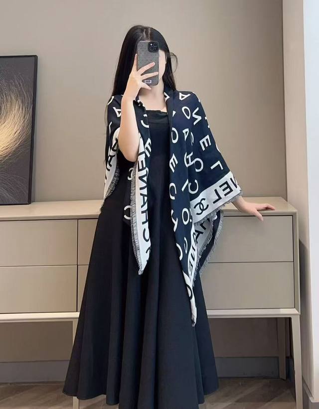 Chanel-style double-layer jacquard scarf with large lettering A treasure piece