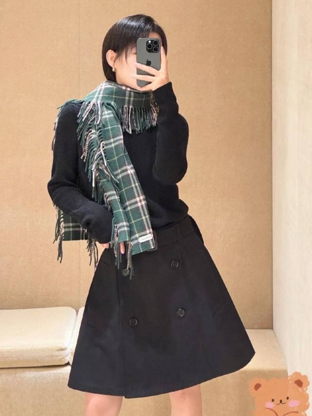 Burberry Happy Check Fringe Scarf Cashmere scarf adorned with a fine-woven Burbe