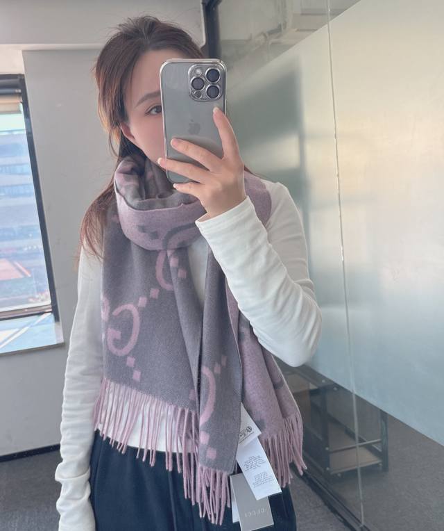 Gucci Reversible Cashmere Scarf Size: 45*200Cm 100% Cashmere A rare pure cashmer