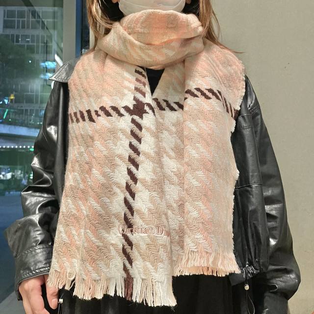 Dior's hottest item continues! The new houndstooth scarf, a celebrity favorite,