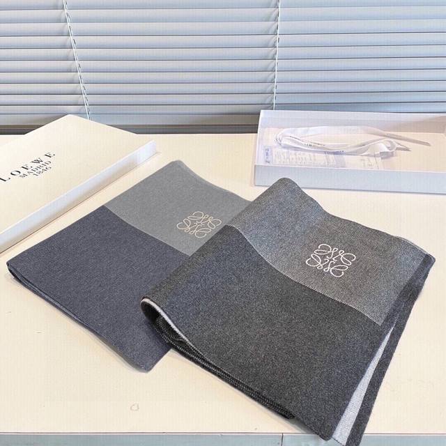 A rare high-end men's scarf, a family perk! The Loewe embroidery is exquisite. I