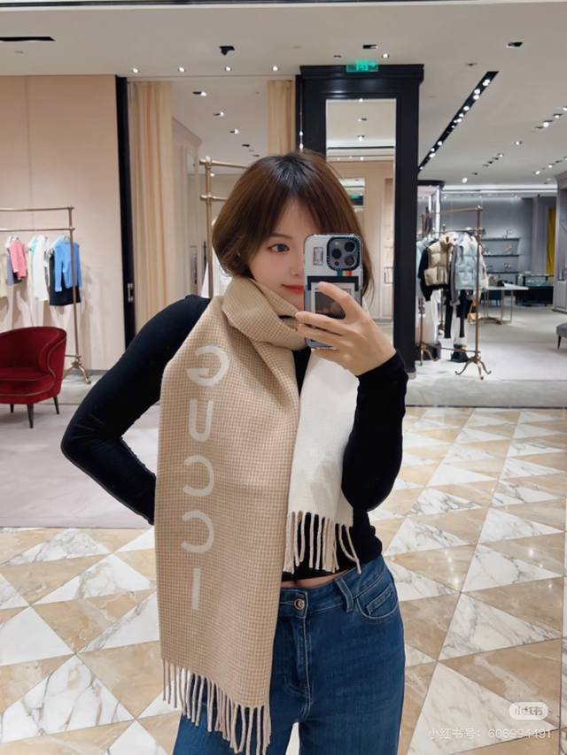 Gucci houndstooth cashmere scarf - a real gem! Get it now! A batch of genuine ex