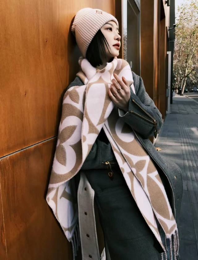 Lv's latest wool scarf, available in 4 colors. Size: 235*30 cm.
