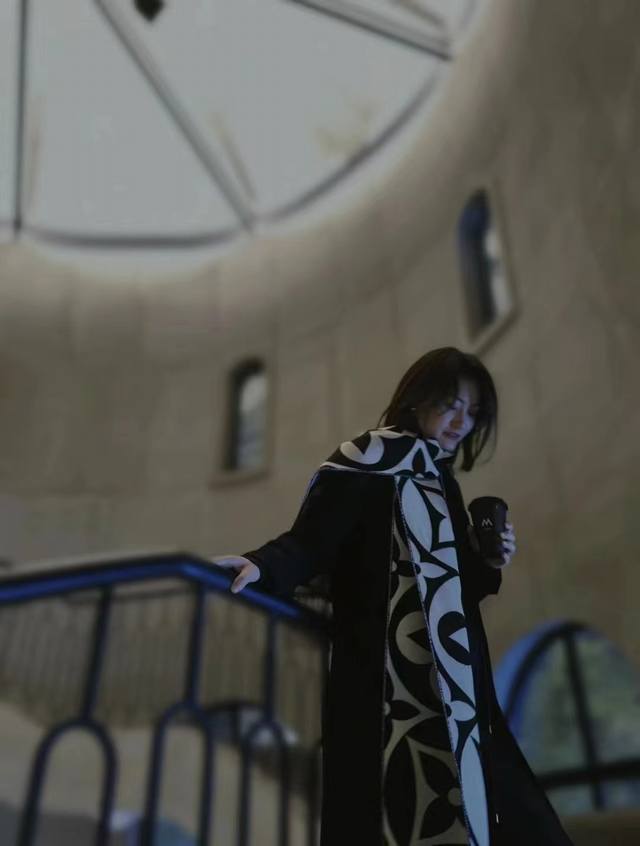 Lv's latest wool scarf, available in 4 colors. Size: 235*30 cm.