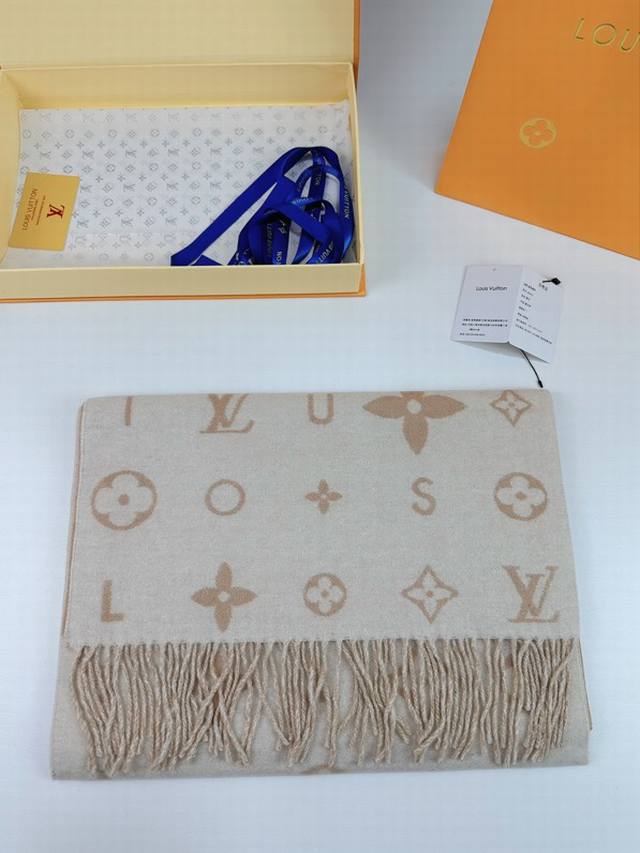 Special Approval: Reykjavik 2.0 scarf is made of soft cashmere featuring the Mon