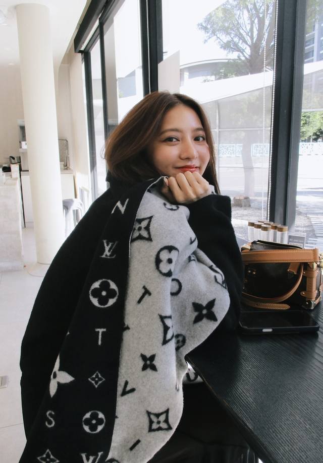 Reykjavik 2.0 scarf is made of soft cashmere featuring the Monogram floral patte