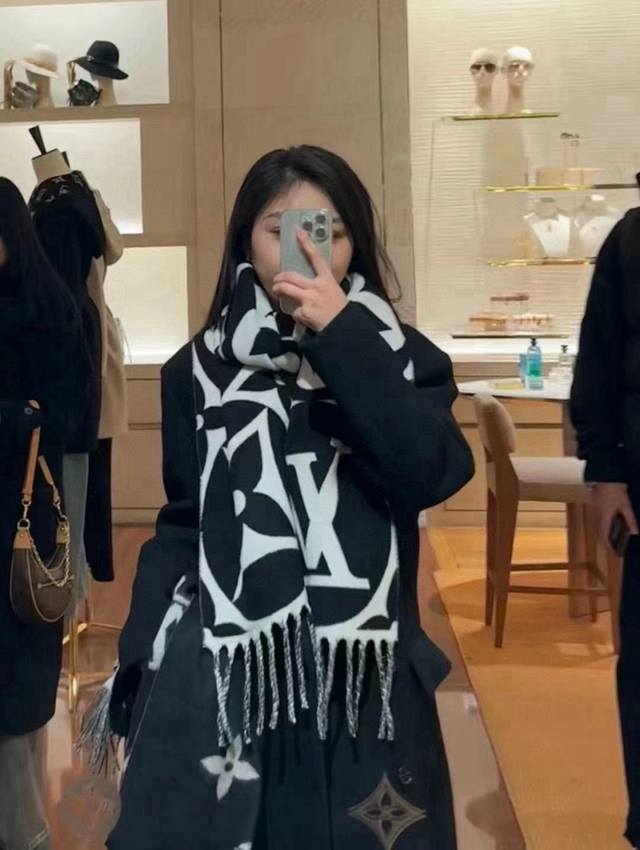 2610 New Louis Vuitton Medallion scarf with a large logo, showcasing the brand's