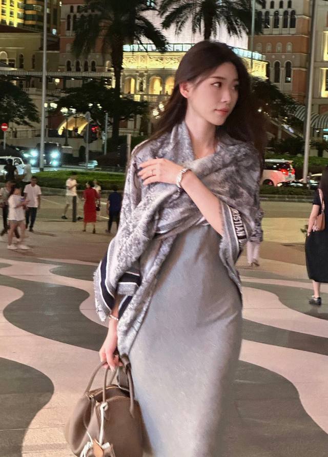 High-quality square scarf/shawl from D brand. The classic animal print is paire