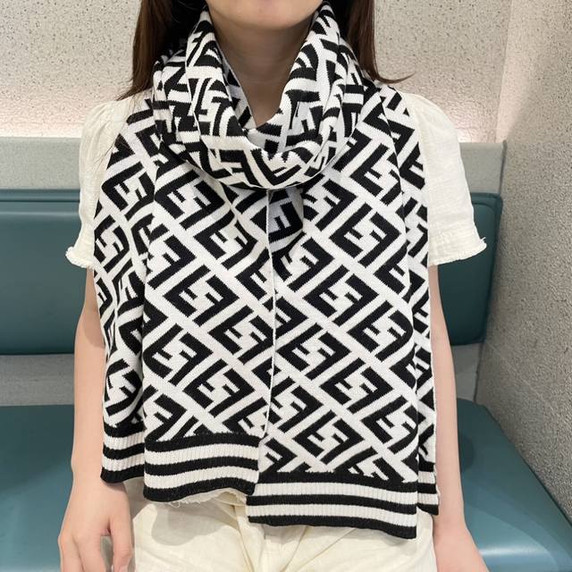 Fendi best embodies a high-end feel. This year's most popular monogram Ff elemen