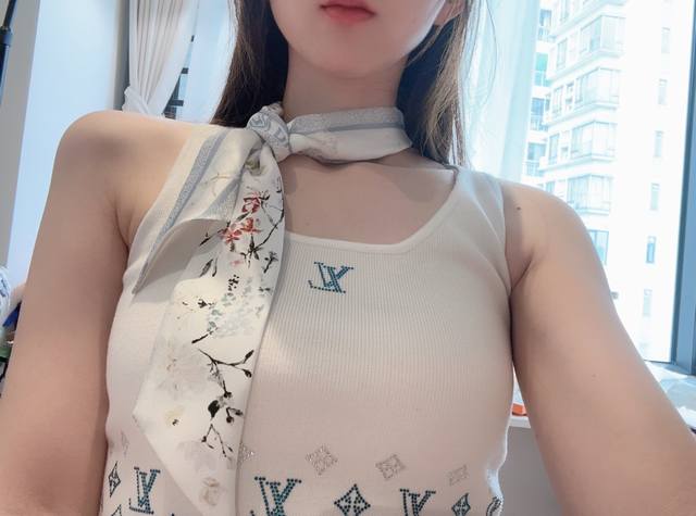 This Mitzah scarf features a Millefori pattern, showcasing the Asian floral col