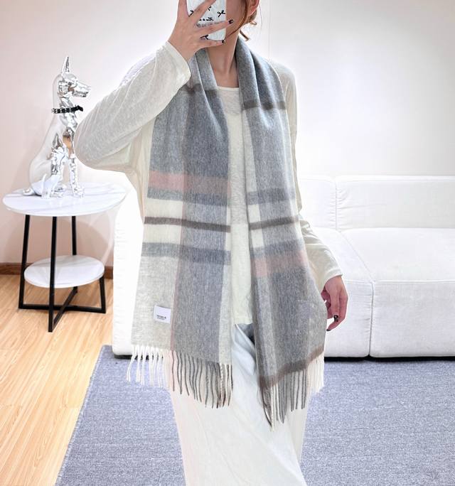 New Arrival! 100% Cashmere! A rare high-end men's scarf from Burberry in 2025,