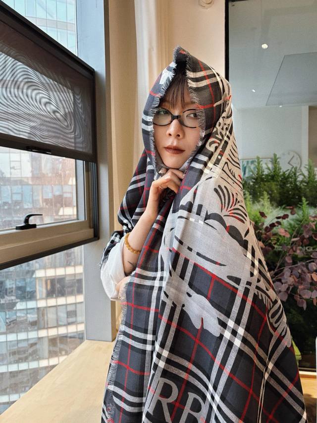 Bbr The most worthwhile thin air-conditioning shawl with golden tassels and a wa