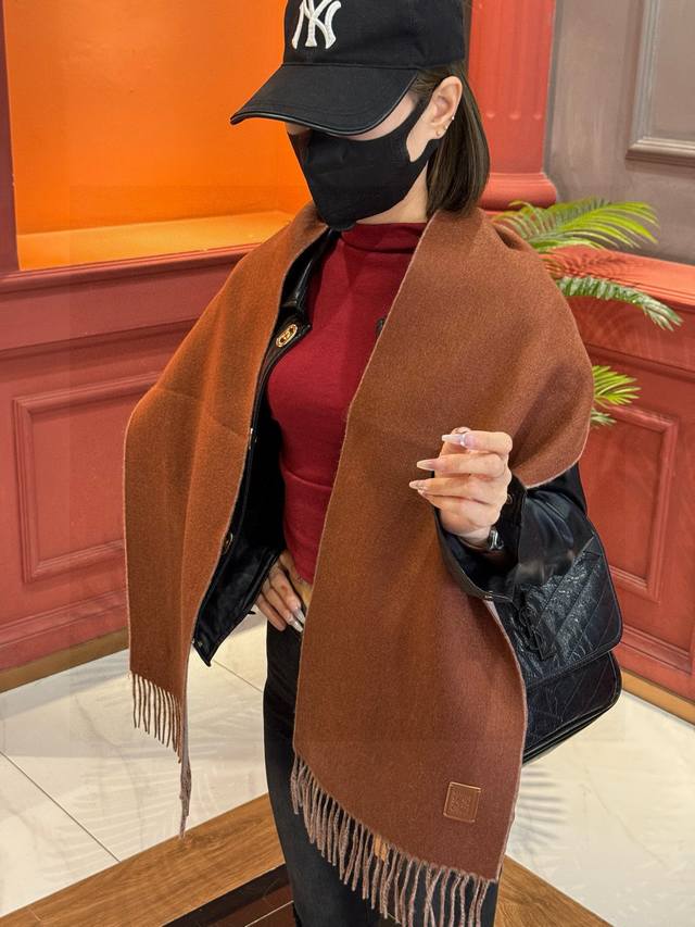 So beautiful! Loewe couple scarves are gorgeous, I'll scream! The latest style